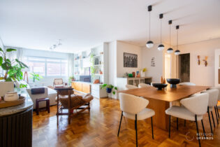 Apartamento de 159,5m², reformado em Pinheiros, com três dorms, uma suíte e uma vaga de garagem, a 250 metros da estação Fradique Coutinho.