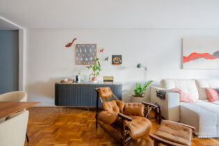 Apartamento de 159,5m², reformado em Pinheiros, com três dorms, uma suíte e uma vaga de garagem, a 250 metros da estação Fradique Coutinho.
