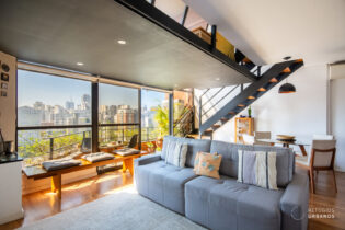 Duplex em Pinheiros de 100m², 2 dorms, pé-direito duplo, mezanino ,uma vaga de garagem, portaria 24 horas e prédio com lazer completo.