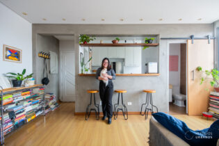 Apartamento no último andar com vista livre, 2 dormitórios, suíte, lavabo e 2 vagas na Pompéia. Luz natural e localização privilegiada.