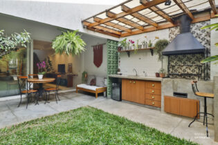 Casa à venda na Vila Ipojuca com quintal ensolarado, 3 dormitórios (1 suíte), terraço com chuveirão, área gourmet, 2 vagas e muito charme.