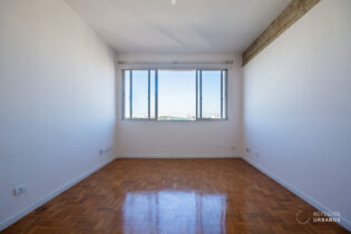 Imagine viver em um apartamento reformado onde o skyline de São Paulo é parte da sua rotina! Neste imóvel de 75m², andar alto, a vista panorâmica é simplesmente espetacular, um verdadeiro privilégio para os amantes da cidade.