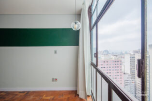 No icônico Edifício Copan, obra-prima de Oscar Niemeyer, este studio de 29m², recentemente reformado e pronto para morar, aguarda por você.