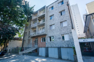 APARTAMENTO EM PREDINHO NA POMPÉIA COM 2 QUARTOS, SALA AMPLA E GARAGEM COM ACESSO EXCLUSIVO. IDEAL PARA QUEM PRECISA DE UM ESPAÇO DE PRODUÇÃO.