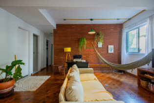 APARTAMENTO EM PREDINHO NA POMPÉIA COM 2 QUARTOS, SALA AMPLA E GARAGEM COM ACESSO EXCLUSIVO. IDEAL PARA QUEM PRECISA DE UM ESPAÇO DE PRODUÇÃO.