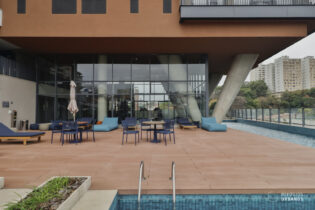 Apartamento à venda no condomínio Momento Mota Pais, com 104,65 m2, 2 suítes, varanda, cozinha integrada, lazer completo e 2 vagas.