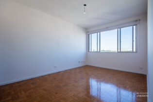 Imagine viver em um apartamento reformado onde o skyline de São Paulo é parte da sua rotina! Neste imóvel de 75m², andar alto, a vista panorâmica é simplesmente espetacular, um verdadeiro privilégio para os amantes da cidade.