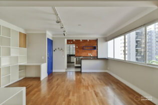 Apartamento de 74m², 1 dormitório, 2º reversível, living amplo com cozinha integrada, no melhor de Moema Pássaros.