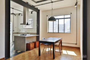 APARTAMENTO EM PREDINHO NA POMPÉIA, 1 SUÍTE, VARANDA COM VISTA PARA ÁRVORES, SALAS E COZINHA INTEGRADAS E LOCALIZAÇÃO INCRÍVEL.