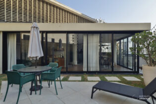 Cobertura duplex próximo ao colégio Vera Cruz e com uma área externa desejada. Com 212m2, 3 dormitórios sendo uma suuíte , 4 banheiros, 1 lavabo e 4 vagas de garagem na Vila Madalena.