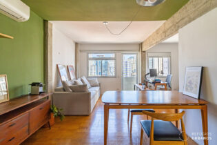 Apartamento reformado em Pinheiros, com 51m², 1 quarto e varandinha com vista livre, a apenas 400m do metrô Faria Lima.