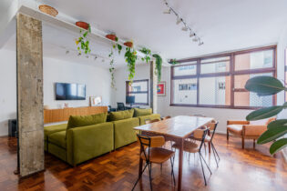 Apartamento todo reformado no Edifício Tabafer, com quase 85 m² distribuídos em sala, cozinha, uma suíte e banheiro social. Janelas ideias, pé direito alto e ambientes amplos tornam esse apartamento ainda mais especial.