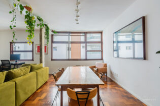 Apartamento todo reformado no Edifício Tabafer, com quase 85 m² distribuídos em sala, cozinha, uma suíte e banheiro social. Janelas ideias, pé direito alto e ambientes amplos tornam esse apartamento ainda mais especial.