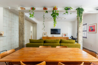 Apartamento todo reformado no Edifício Tabafer, com quase 85 m² distribuídos em sala, cozinha, uma suíte e banheiro social. Janelas ideias, pé direito alto e ambientes amplos tornam esse apartamento ainda mais especial.