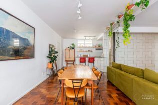 Apartamento todo reformado no Edifício Tabafer, com quase 85 m² distribuídos em sala, cozinha, uma suíte e banheiro social. Janelas ideias, pé direito alto e ambientes amplos tornam esse apartamento ainda mais especial.