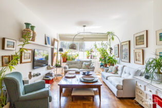 Apartamento em Perdizes, na Homem de Melo. São 92m² , janelão, piso de taco, 2 dorm, 2 vagas e portaria 24h.