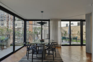 Cobertura duplex próximo ao colégio Vera Cruz e com uma área externa desejada. Com 212m2, 3 dormitórios sendo uma suuíte , 4 banheiros, 1 lavabo e 4 vagas de garagem na Vila Madalena.