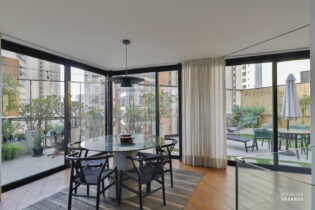 Cobertura duplex próximo ao colégio Vera Cruz e com uma área externa desejada. Com 212m2, 3 dormitórios sendo uma suuíte , 4 banheiros, 1 lavabo e 4 vagas de garagem na Vila Madalena.