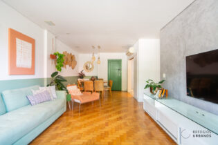 Apartamento em Pinheiros com 109M², com dois dormitórios, uma suíte, living integrado, janelões com luz natural, piso de madeira, uma vaga