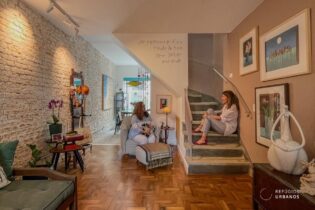 Uma deliciosa surpresa em uma ruazinha do Brooklin Novo: casa reformada com muito charme. São 110m², 2 quartos, 1 suíte na edícula e 1 vaga.