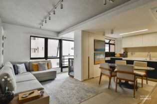 No Campo Belo, um duplex reformado com 65,40m², 2 suítes e 2 vagas.