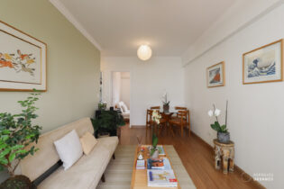 Alto da Lapa apê reformado e mobiliado com 58 m² à venda. Com 2 quartos, 2 banheiros, 1 vaga e lazer. Confira!