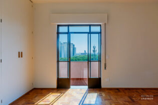 Apartamento reformado nos Campos Eliseos em frente ao Colégio Boni Consilii, com 3 dormitórios, suíte, varanda ensolarada e vaga. Localizado no melhor trecho do bairro, localização calma e arborizada, entre Campos Eliseos e Barra Funda.