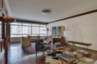 Apartamento de 275,65 metros quadrados de área útil no Jardim América, com 3 dormitórios e 2 vagas, em prédio charmoso construído em 1961.