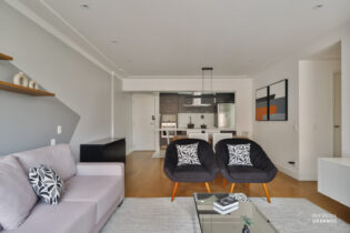 Na Vila Nova um apartamento de 2 dormitórios, mobiliado, em prédio com lazer completo para você chamar de lar