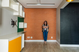 Apartamento compacto na Pompeia, reformado, com 2 dormitórios, varanda e vaga. Condomínio com lazer completo, ao lado do Hospital São Camilo.