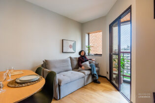 Apartamento mobiliado com 1 dormitório e 1 vaga em Pinheiros - Reformado, iluminado e pronto para morar