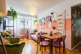 Apartamento de 66 m², reformado em Pinheiros, com 2 quartos, sala semi integrada com cozinha, lavanderia e portaria presencial 24 hrs.  