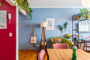 Apartamento de 66 m², reformado em Pinheiros, com 2 quartos, sala semi integrada com cozinha, lavanderia e portaria presencial 24 hrs.  