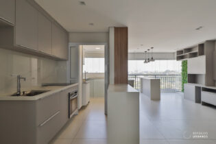 Apto no Butantã de 74m, reformado com 2 dormitórios, 1 suíte, varanda integrada à sala, lazer, 1 vaga e portaria 24horas presencial