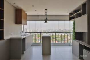 Apto no Butantã de 74m, reformado com 2 dormitórios, 1 suíte, varanda integrada à sala, lazer, 1 vaga e portaria 24horas presencial