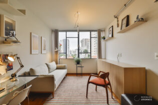 Apartamento reformado com 80.29m² com 2 quartos sendo 1 suíte, 2 banheiros completos, 1 vaga fixa na garagem.  Estamos na Rua Pelotas, vizinhos do Sesc Vila Mariana e Parque Ibirapuera! 