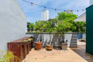 Cobertura reformada com 122m², 1 suíte, espaço para home-office ou 2ª suíte, terraço descoberto, 1 vaga fixa e com piscina no condomínio.