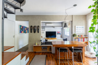 Cobertura reformada com 122m², 1 suíte, espaço para home-office ou 2ª suíte, terraço descoberto, 1 vaga fixa e com piscina no condomínio.