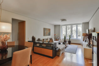 Na Rua França Pinto, um apartamento de 122m² que combina espaço, luz e conforto. São 3 quartos, sendo 2 suítes, sala ampla para dois ambientes, 3 banheiros e 1 vaga em prédio com lazer completo na Vila Mariana.