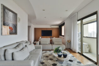 Apartamento espaçoso com muita luminosidade e vista livre nas alturas