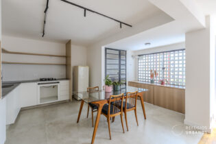 Na Simão Álvares, seu refúgio reformado em Pinheiros: 80m², 2 quartos, piso de taco, cobogós na fachada, vaga coberta e portaria 24h