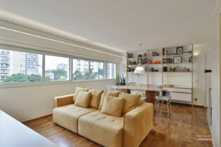 APARTAMENTO REFORMADO COM 73,65m² SENDO 2 QUARTOS, SALA AMPLA COM LAVABO E COM BASTANTE LUZ NATURAL, ALÉM DE 2 VAGAS NO BAIRRO DA POMPÉIA.