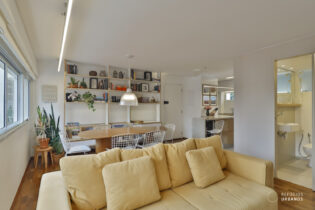 APARTAMENTO REFORMADO COM 73,65m² SENDO 2 QUARTOS, SALA AMPLA COM LAVABO E COM BASTANTE LUZ NATURAL, ALÉM DE 2 VAGAS NO BAIRRO DA POMPÉIA.