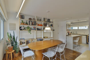 APARTAMENTO REFORMADO COM 73,65m² SENDO 2 QUARTOS, SALA AMPLA COM LAVABO E COM BASTANTE LUZ NATURAL, ALÉM DE 2 VAGAS NO BAIRRO DA POMPÉIA.