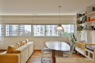 APARTAMENTO REFORMADO COM 73,65m² SENDO 2 QUARTOS, SALA AMPLA COM LAVABO E COM BASTANTE LUZ NATURAL, ALÉM DE 2 VAGAS NO BAIRRO DA POMPÉIA.