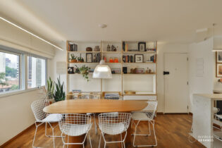 APARTAMENTO REFORMADO COM 73,65m² SENDO 2 QUARTOS, SALA AMPLA COM LAVABO E COM BASTANTE LUZ NATURAL, ALÉM DE 2 VAGAS NO BAIRRO DA POMPÉIA.