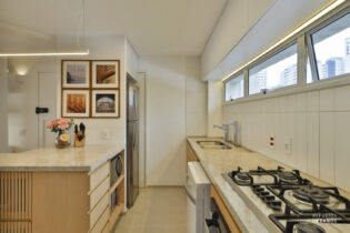 APARTAMENTO REFORMADO COM 73,65m² SENDO 2 QUARTOS, SALA AMPLA COM LAVABO E COM BASTANTE LUZ NATURAL, ALÉM DE 2 VAGAS NA POMPÉIA.