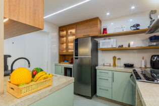 APARTAMENTO COM REFORMA IMPECÁVEL: 78M², 2 QUARTOS (SENDO 1 SUÍTE), 1 VAGA FIXA NA GARAGEM, SOL DA TARDE E UMA VISTA INCRÍVEL.