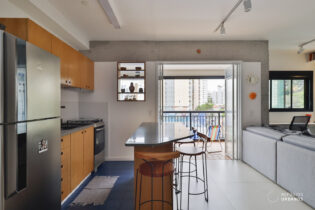 Apartamento reformado à venda na Vila Romana, com 59,65 m², varanda e marcenaria sob medida. Em frente à Praça Diogo do Amaral.