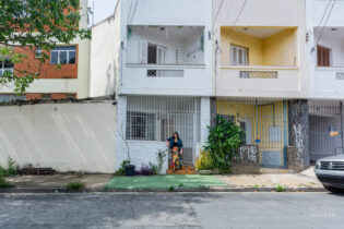 Casa charmosa e iluminada na Vila Ipojuca, com 2 dormitórios, 1 banheiro, 1 lavabo, solarium e clima acolhedor.